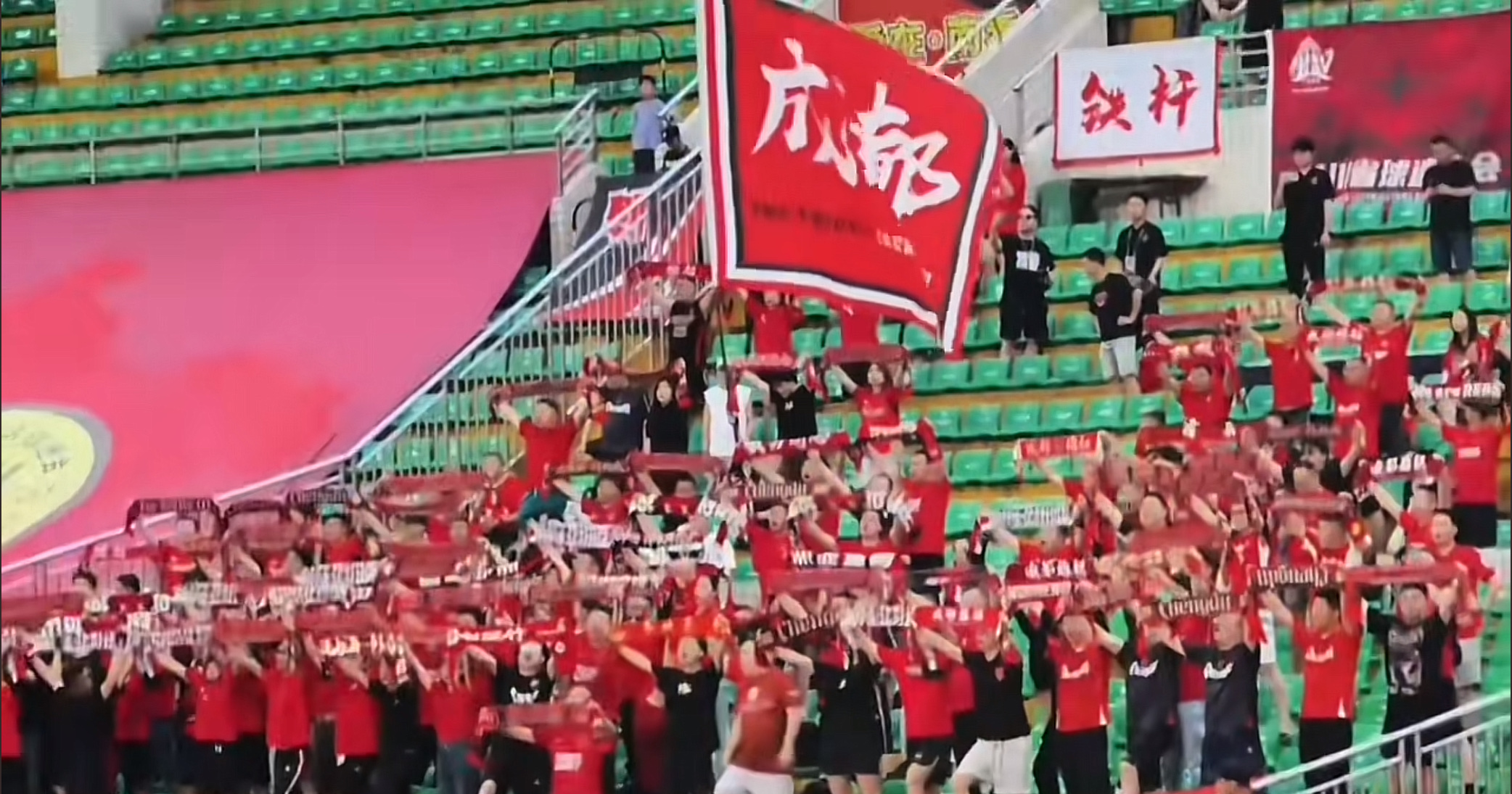 成都蓉城训练开放日;最后时刻官宣签约引观众欢呼;欧超杯在即;细节决定成败的简单介绍 成都蓉城训练开放日;最后时刻官宣签约引观众欢呼;欧超杯在即;细节决定成败的简单介绍